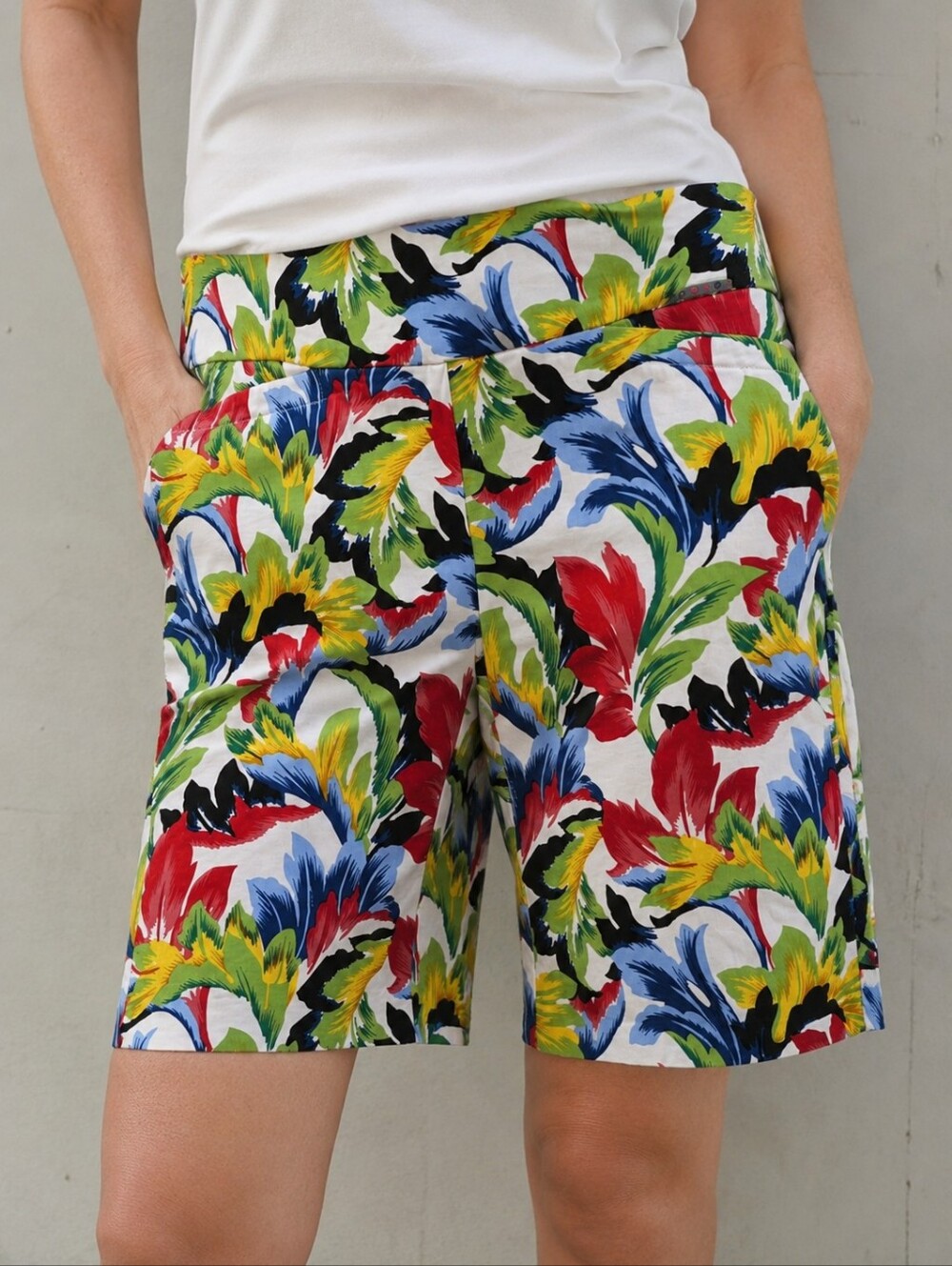 Swing Control Floral Bermuda Shorts Women’s Size 6 Colorful Stretch Golf Casual